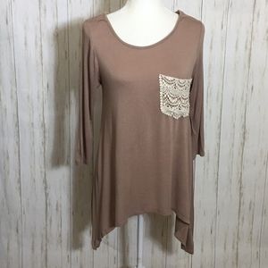 🌵3/$20 Flamingo Boutique Tan Tunic Crochet Pocket